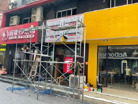 钦州制作广告招牌如何避免它发黄？